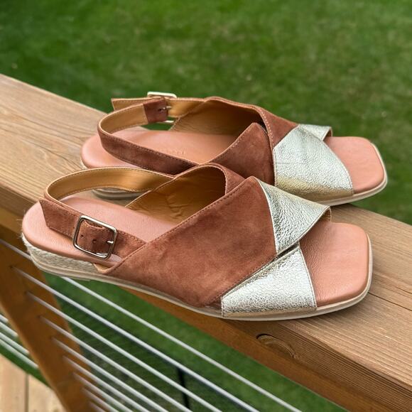 Eric Michael size 8.5 Flip Sandals Camel Suede Metallic Gold Leather Slingback - Picture 9 of 10